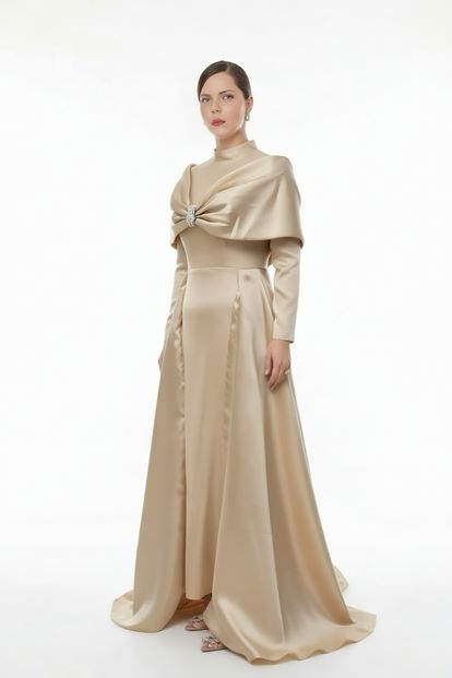 فستان سهرة ذهبي اللون بياقة هالتر ومقاسات كبيرة